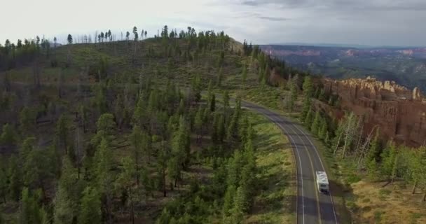 Câmera Drones Circula Sobre Reboque Branco Dirigindo Longo Estrada Uma — Vídeo de Stock