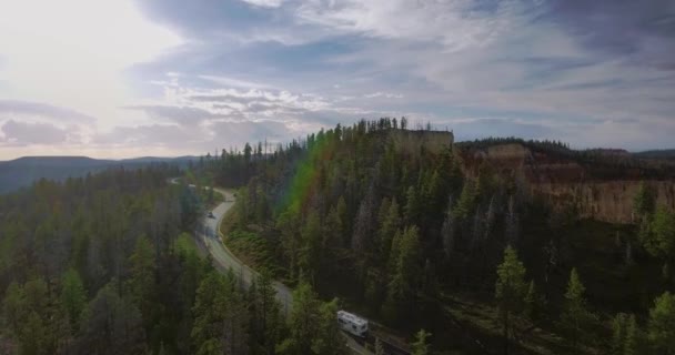Aerial Wideo Jak Samochody Jadą Wzdłuż Krętej Autostrady Pobliżu Zielonych — Wideo stockowe