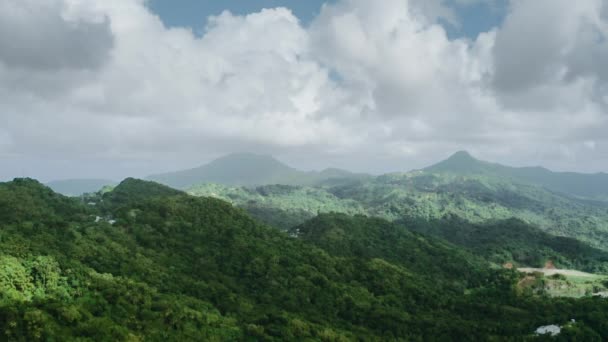 Câmera Drones Move Lentamente Sobre Montanhas Arborizadas Horizonte Nuvens Grossas — Vídeo de Stock