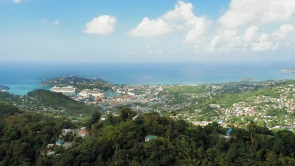 空中拍摄的地平线 天空与大海融合的地方 在山岸边 一片茂密的森林 一座坐满船只的城市 圣卢西亚罗德尼湾 — 图库视频影像