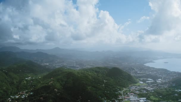 Uitzicht Vanuit Lucht Bergen Dicht Bos Stad Wegen Zee Mist — Stockvideo