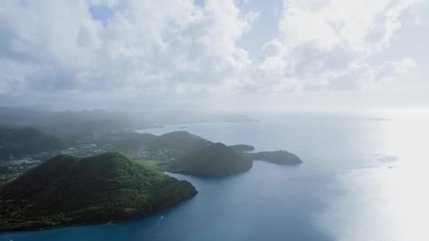 海の空中パノラマ 濃い緑の森と雲の下の村と山岳海岸 セントルシア — ストック動画