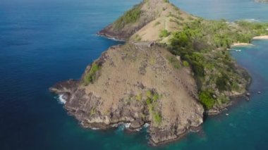 Rodney Kalesi 'nin bir dağdaki havadan çekilmiş fotoğrafı. Rodney Körfezi, Saint Lucia' nın dört bir yanından denizlerde ağaçlar var.