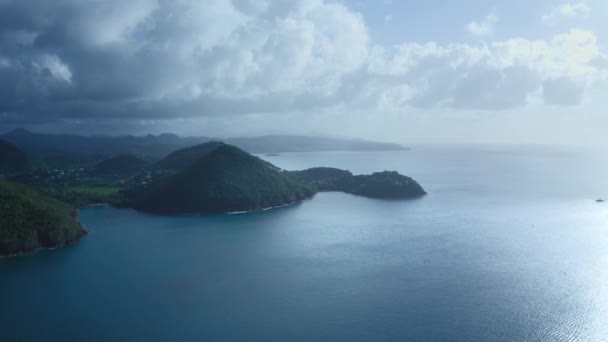 Cámara Drones Está Filmando Yate Navegando Alrededor Una Costa Montañosa — Vídeo de stock