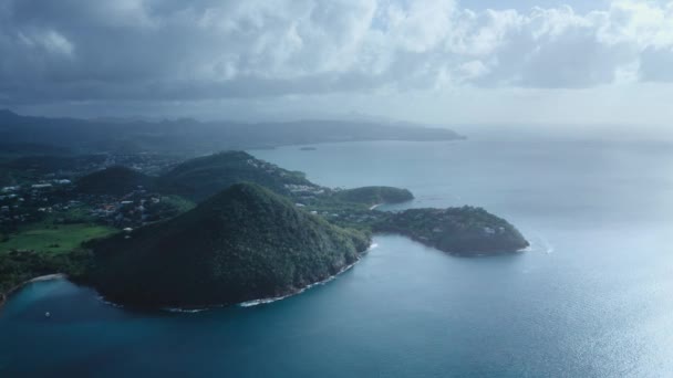 海の海岸 ヨット 雲の山の空中ショット セントルシア — ストック動画
