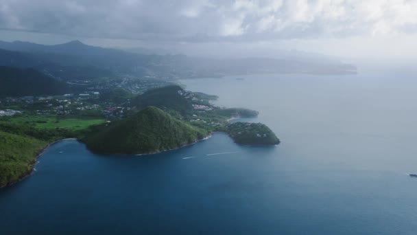 Flygfoto Två Båtar Som Seglar Nära Berget Stranden Med Staden — Stockvideo