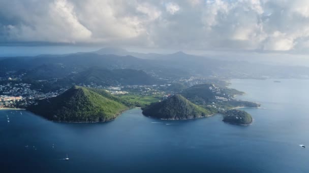 Drone Vista Dos Montañas Orilla Yates Navegan Mar Horizonte Una — Vídeo de stock