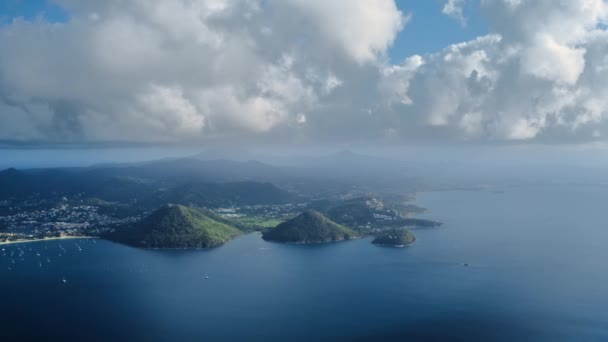 Caméra Aérienne Éloignant Île Avec Ville Deux Montagnes Sur Côte — Video