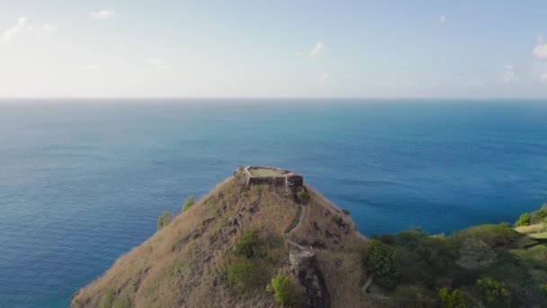 Drone Aéreo Acercándose Fort Rodney Cima Una Montaña Mar Azul — Vídeo de stock