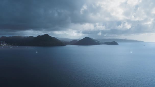 Imagens Aéreas Drone Aproximando Das Montanhas Escuras Ilha Iates Flutuam — Vídeo de Stock