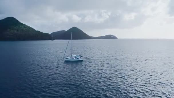 Vue Aérienne Yacht Naviguant Dans Une Mer Calme Avec Des — Video