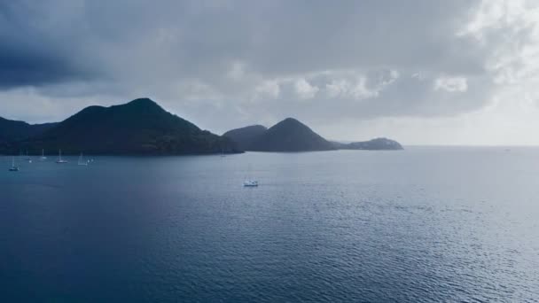 Вид Беспилотной Камеры Яхты Спокойном Море Берегу Темные Горы Белые — стоковое видео