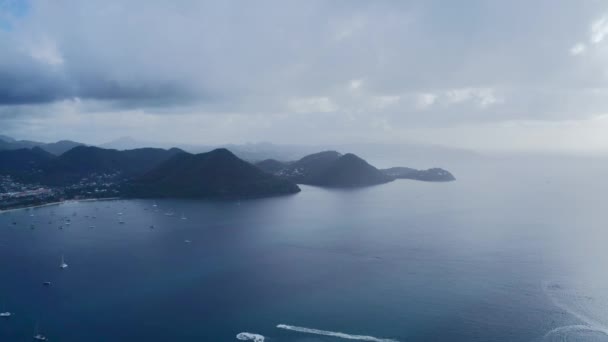 Drone Kamera Fotograferar Den Kuperade Kusten Med Staden Och Båtar — Stockvideo