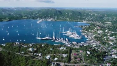 Hava aracı Falmouth Limanı, Antigua ve Barbuda 'da beyaz yatlarla körfezin etrafında hareket ediyor.