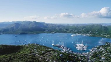 Falmouth Harbour, Antigua ve Barbuda yakınlarındaki büyük ve küçük yatlarla deniz kıyısının havadan görüntüsü. 