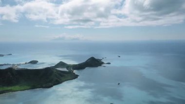 Gök mavisi deniz manzarası ve dağları olan yeşil bir ada. Beş ada, Antigua ve Barbuda. 