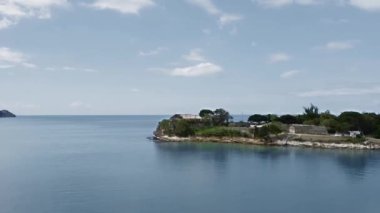 James Kalesi, St. Johns, Antigua ve Barbuda harabeleriyle deniz kıyısına yaklaşıyor. 