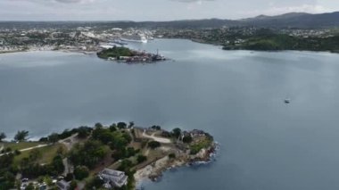 St. Johns şehrinin kuş bakışı manzarası, James Kalesi bir yarımadada, Antigua ve Barbuda gemileriyle marina. 