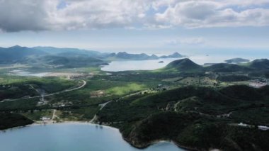 Adanın kuş bakışı manzarası, dağlar, orman, şehir ve deniz Antigua ve Barbuda 