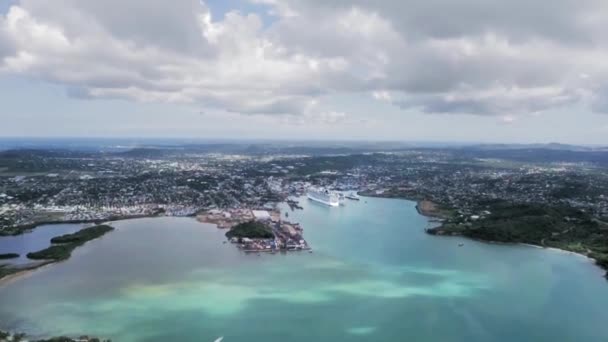 Fågelskådning över kuststaden med liner i hamnen. Båten seglar på havet St Johns, Antigua och Barbuda — Stockvideo