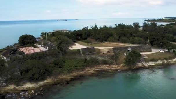 Cámara aérea de la costa con ruinas del Fuerte James en Saint Johns, Antigua y Barbuda — Vídeo de stock
