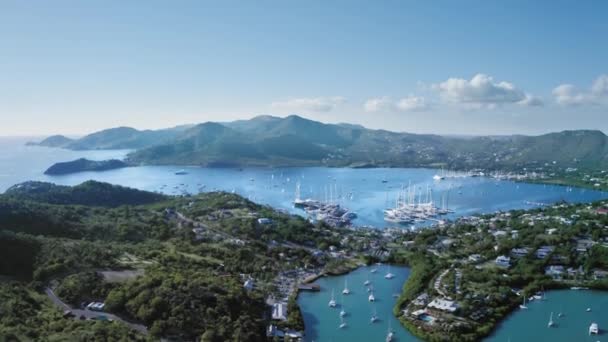 Drone desciende a los yates en la bahía de la ciudad costera en Falmouth Harbour, Antigua y Barbuda — Vídeo de stock