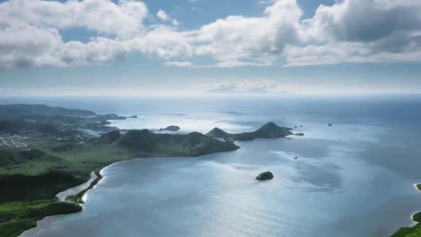 Drone tiro paisaje con mar, isla montañosa, ciudad y yate Cinco Islas, Antigua y Barbuda — Vídeo de stock
