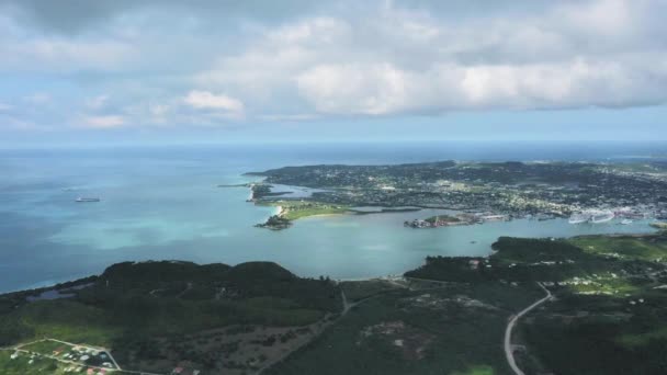 Luchtfoto van de baai, schepen op de pier en panorama van St. Johns, Antigua en Barbuda — Stockvideo