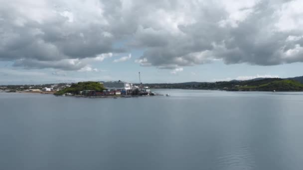 드론이 유람선과 함께 만으로 접근중입니다. 이상 한 섬. 구름도 많고. 공중 촬영. — 비디오