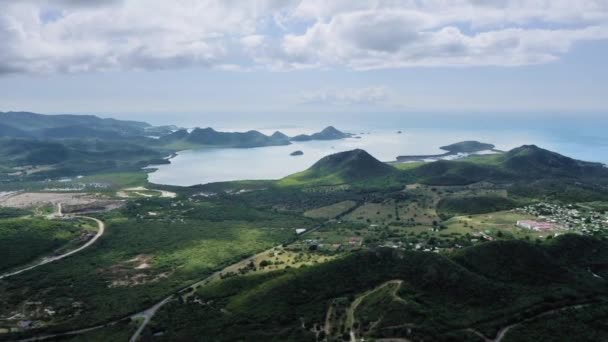 공중 무인기로 산이 있는 바다 섬과 안 티구 아와 바르부다 시의 눈에 보이는 새가 눈에 띄는 장면 — 비디오