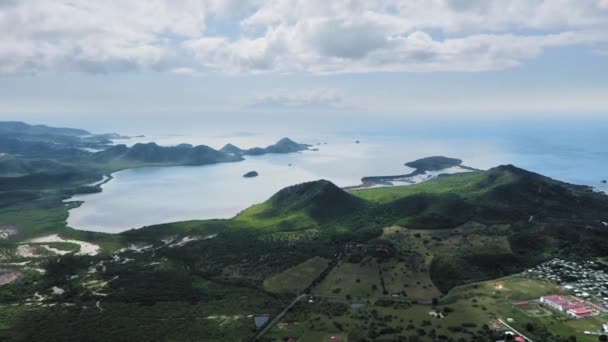 Imágenes aéreas de una isla verde montañosa en el mar azul Antigua y Barbuda — Vídeo de stock