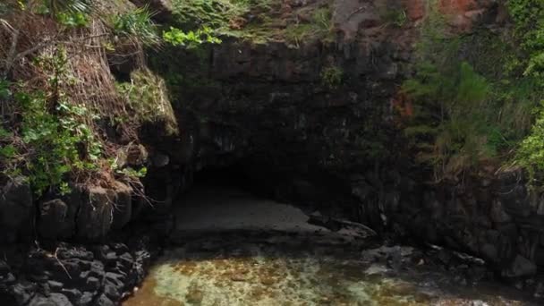 Drone camera receding out of the cave entrance in the ocean at Kauai, Hawaii, USA — Stock Video