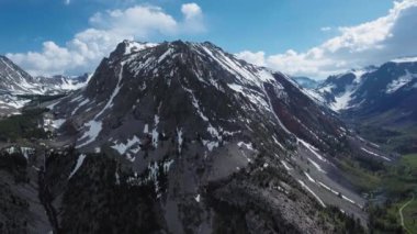 ABD 'nin Kaliforniya, Yosemite şehrinde nadir ağaçlar ve karla kaplı Olsen Dağı' nın kuş bakışı görüntüsü.