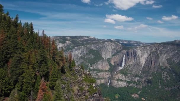 Flygfoto över bergslandskapet med Yosemite Falls vid Glacier Point, Yosemite, Kalifornien, USA — Stockvideo