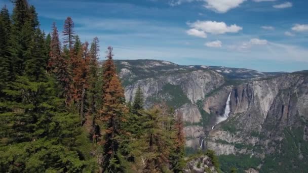 Drone bird eye view paesaggio montano e Yosemite Falls a Glacier Point, Yosemite, California, Stati Uniti d'America — Video Stock