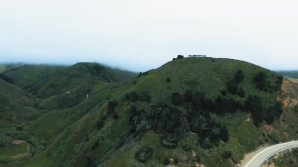 Zdjęcia lotnicze zielonych gór, dróg i domów na szczycie góry Kalifornia, USA — Wideo stockowe