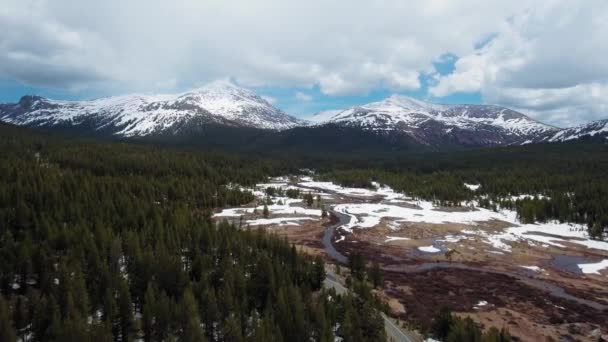 Snow-capped mountain peaks of Mount Dana and Mount Gibbs at Yosemite, California, USA — Stock Video