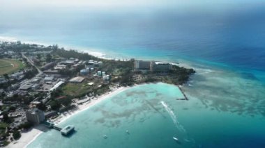 Bridgetown, Barbados 'un kıyısındaki kumlu bir sahile giden yatın hava görüntüsü.