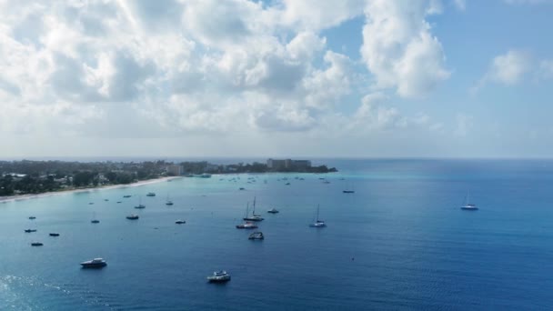 바베이도스, 브리지타운 근처의 잔잔하고 푸른 바다에 있는 요트 위로 드론 카메라가 등 장 한다 — 비디오