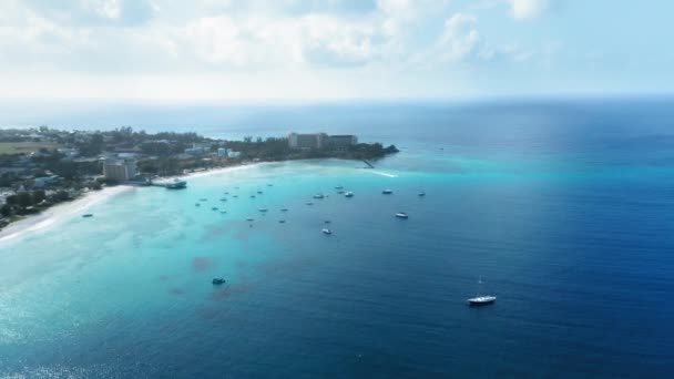 Drone tire comme un bateau coupe à travers la mer parmi les yachts près de Bridgetown, Barbade — Video