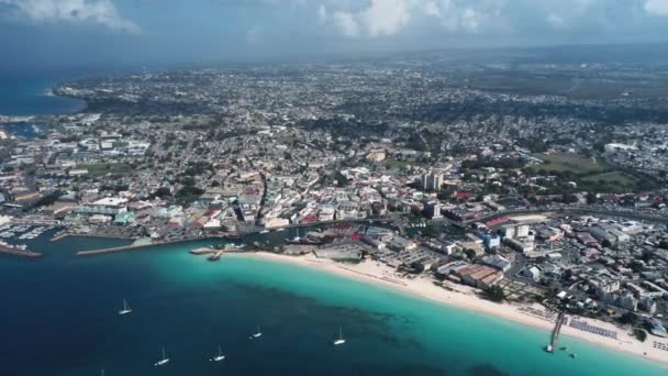 Bridgetown, Barbados 'ta yatları olan gök mavisi denizin kıyısındaki hava görüntüleri. — Stok video