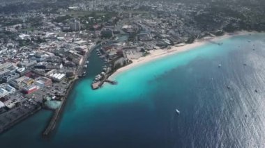 Bridgetown 'ın aşağı manzarası, Barbados' un evleri, Constitution River 'ı ve deniz ve plajları.