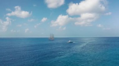 Barbados, Bridgetown yakınlarında beyaz bir gemi ve denizde bir tekneye yaklaşan hava aracı.