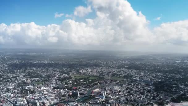 Caméra de drone descend sur une ville par la mer par une journée nuageuse à Bridgetown, Barbade — Video