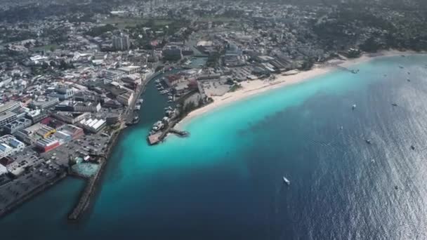 Blick von oben auf Bridgetown, Barbados mit Haus, Constitution River und Meer mit Strand und Yachten — Stockvideo