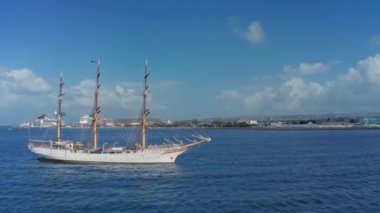 Yükselmiş yelkenli bir geminin, Bridgetown, Barbados limanına bakan yolcu gemilerinin görüntüleri.
