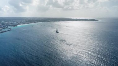 Bridgetown, Barbados 'ta deniz, gemi, yat ve plajı çeken uzak bir hava videosu.