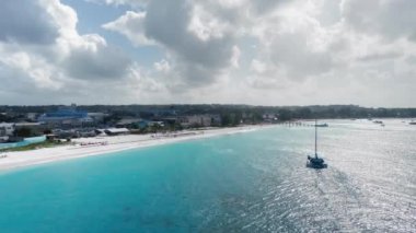 İnsansız hava aracı Bridgwtown, Barbados yakınlarındaki adanın beyaz kumlu sahiline yaklaşıyor.