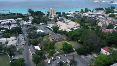 İHA kamerası Bridgetown, Barbados 'taki George Washington House' a yaklaşıyor.