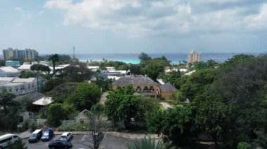 Hava kamerası George Washington Evi 'ni Bridgetown, Barbados' taki ağaçların tepesinden yakalıyor.